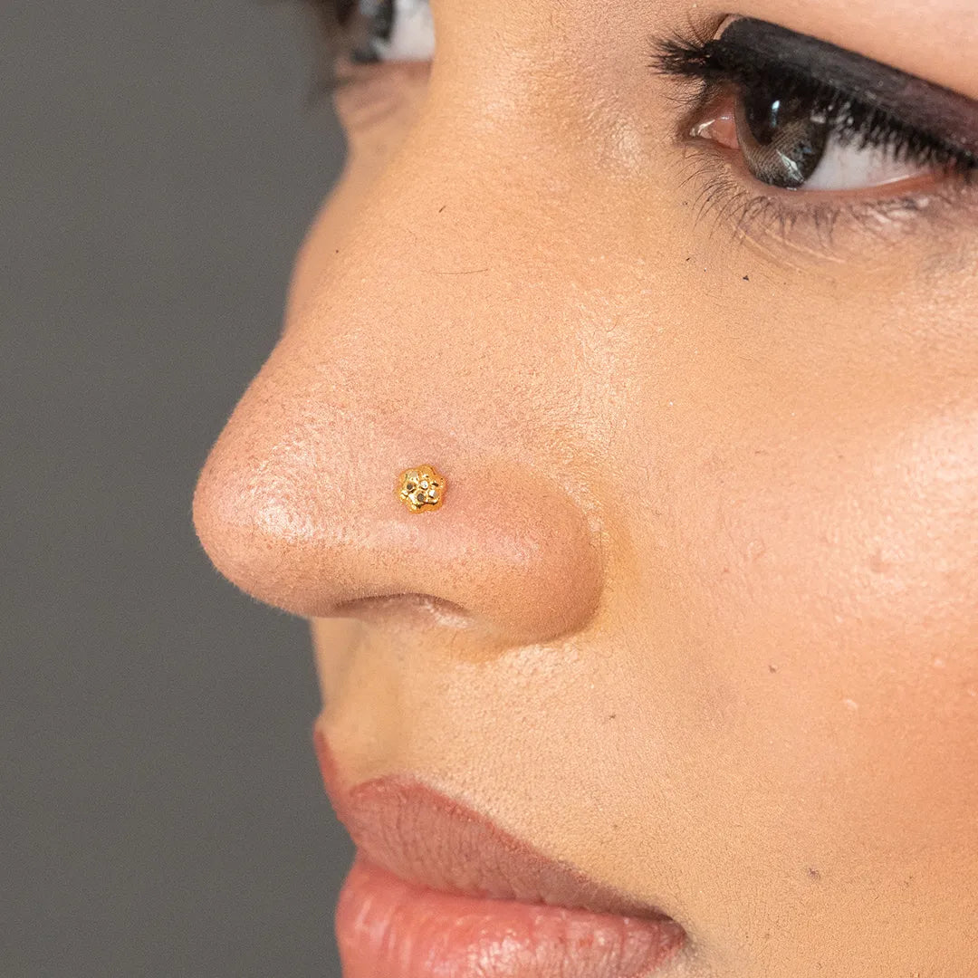 Woman wearing a delicate 18K nose pin gold showcasing a minimal and elegant everyday look