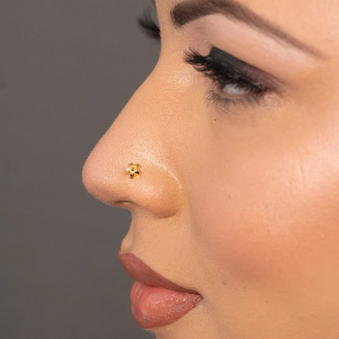 Woman wearing floral 18K nose pin gold highlighting a minimal and refined traditional look