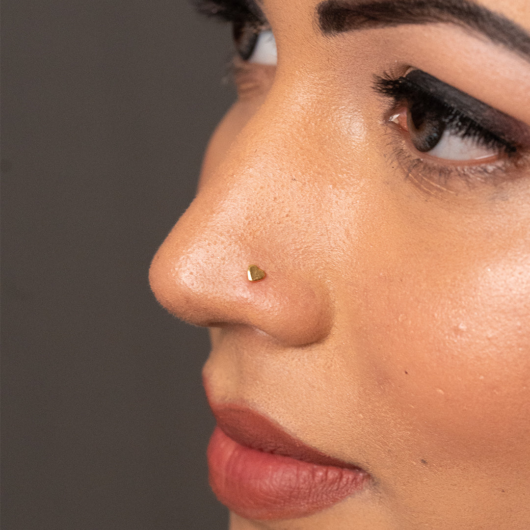 Woman wearing a minimalist 18K nose pin gold showing an elegant daily wear look