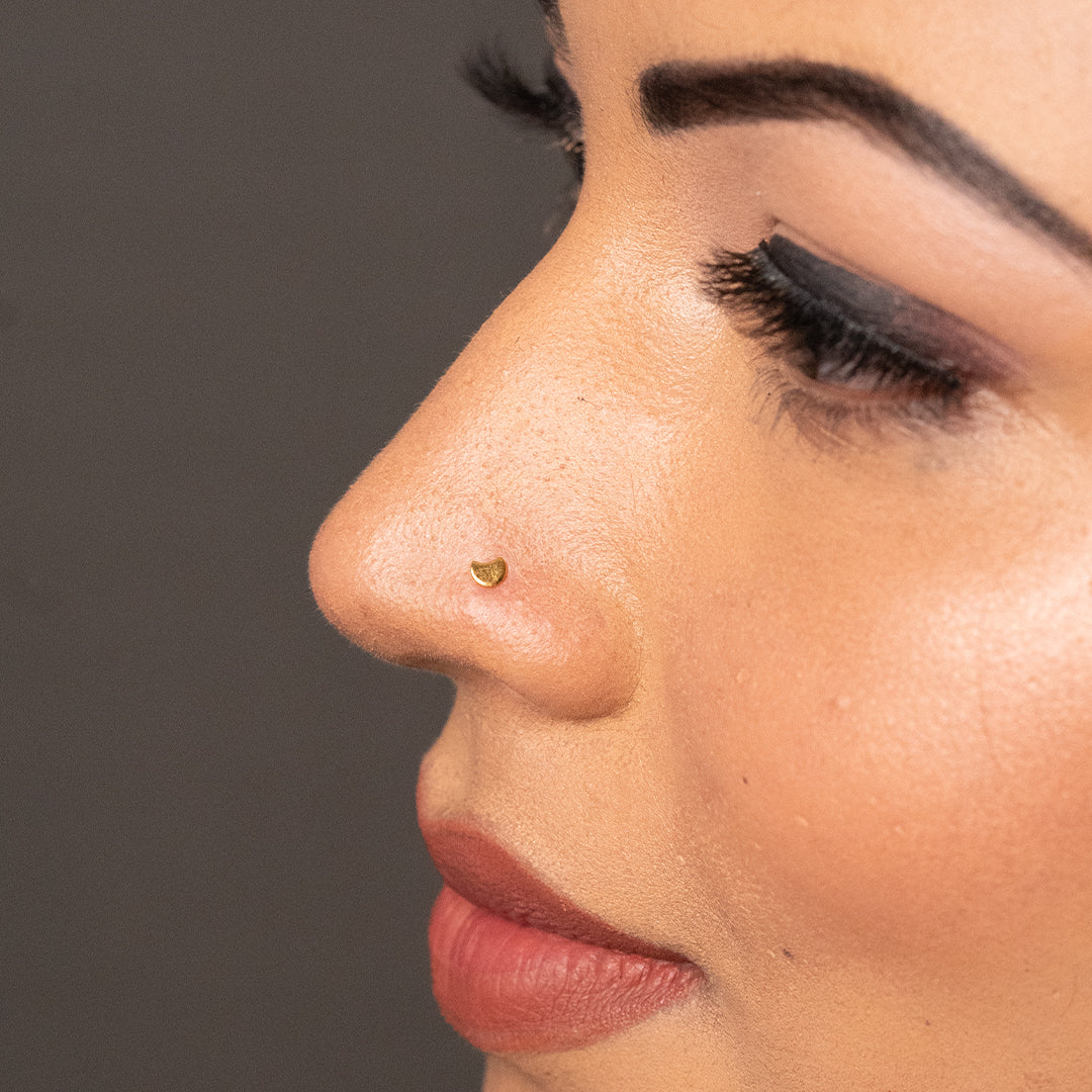 Woman wearing a minimalist 18K nose pin gold showcasing an elegant everyday look