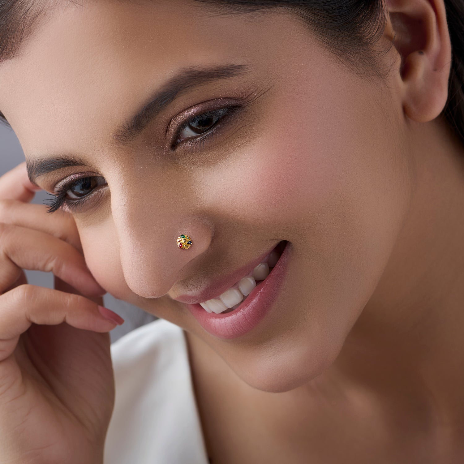 Woman wearing floral 18K nose pin gold showcasing an elegant and minimal everyday look