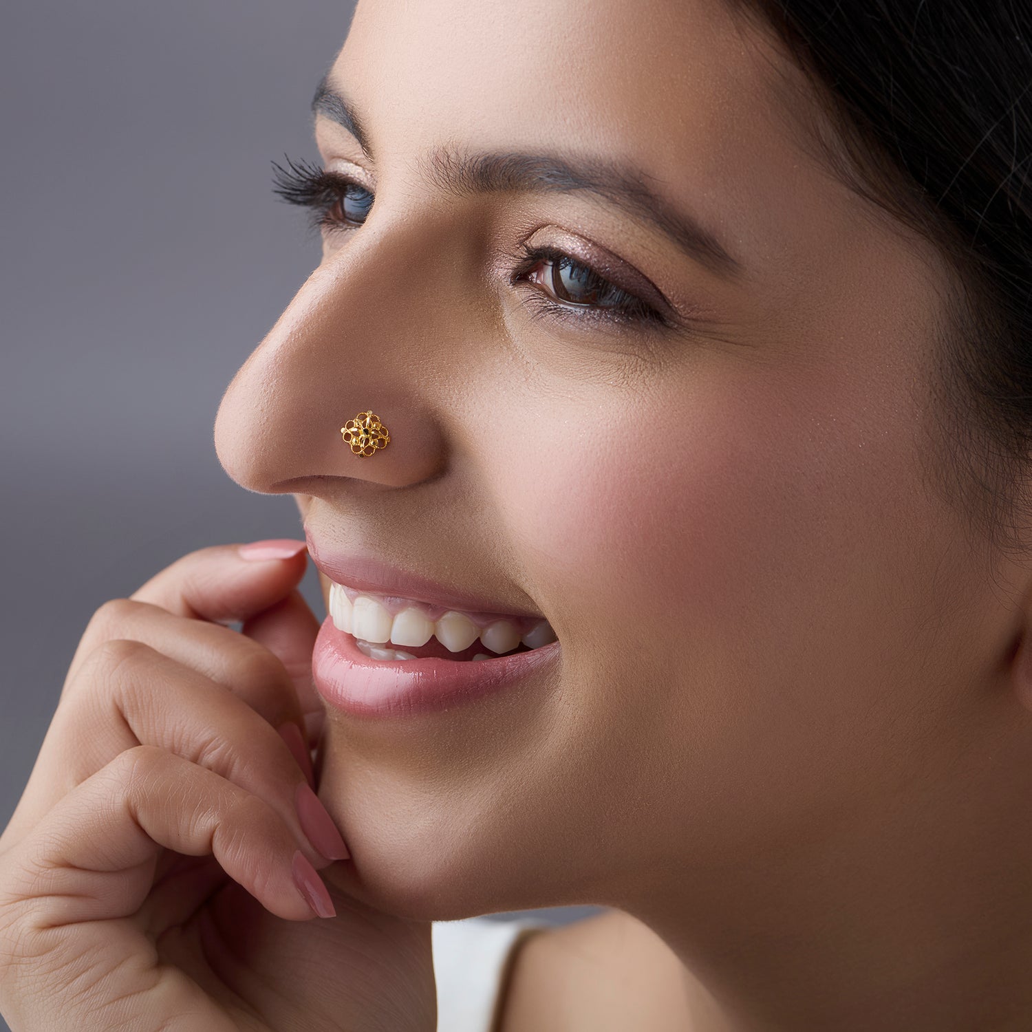 Woman wearing a patterned 18K nose pin gold showcasing an elegant minimal everyday look