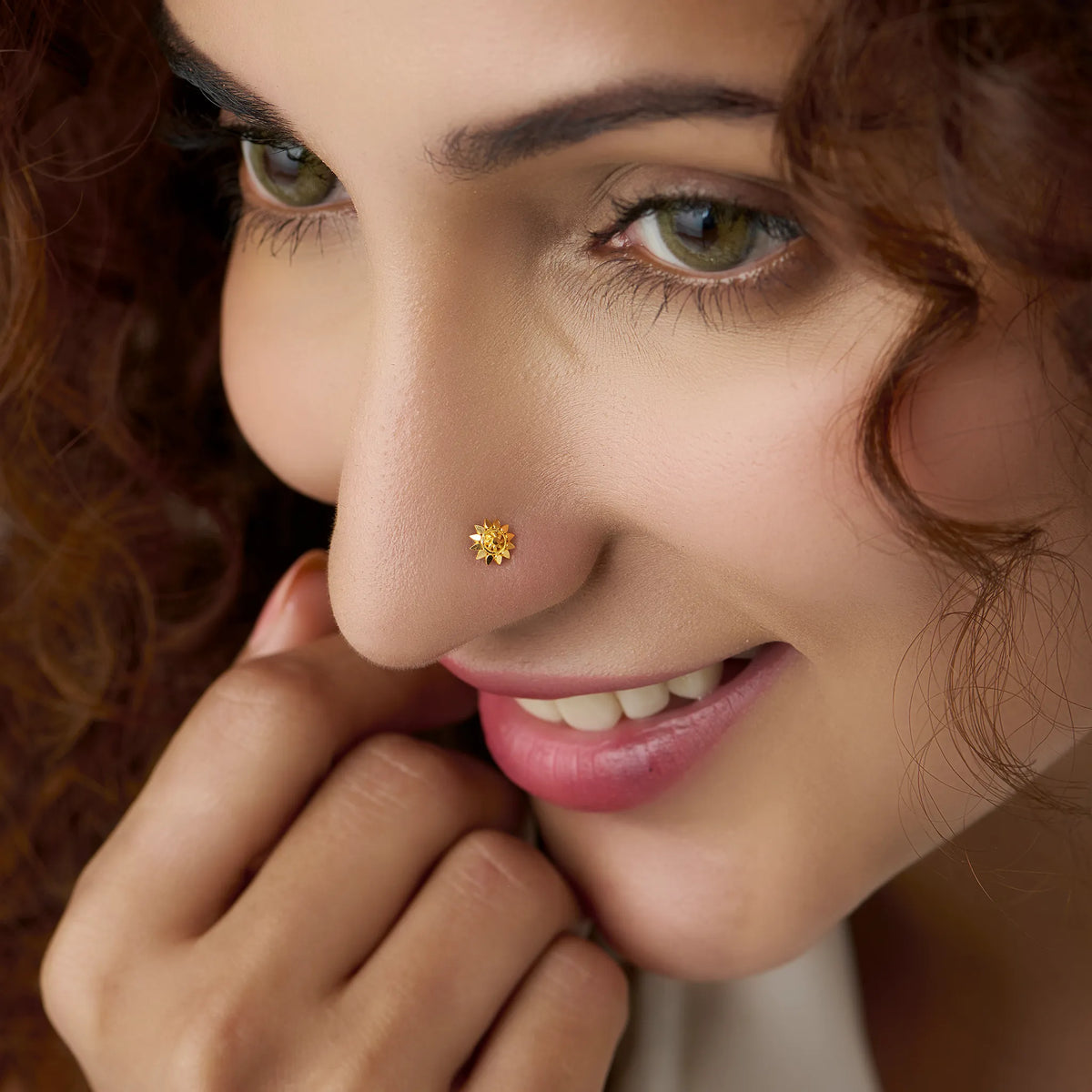 Woman wearing elegant sun-inspired 18K nose pin gold showing a bright and ethnic everyday look
