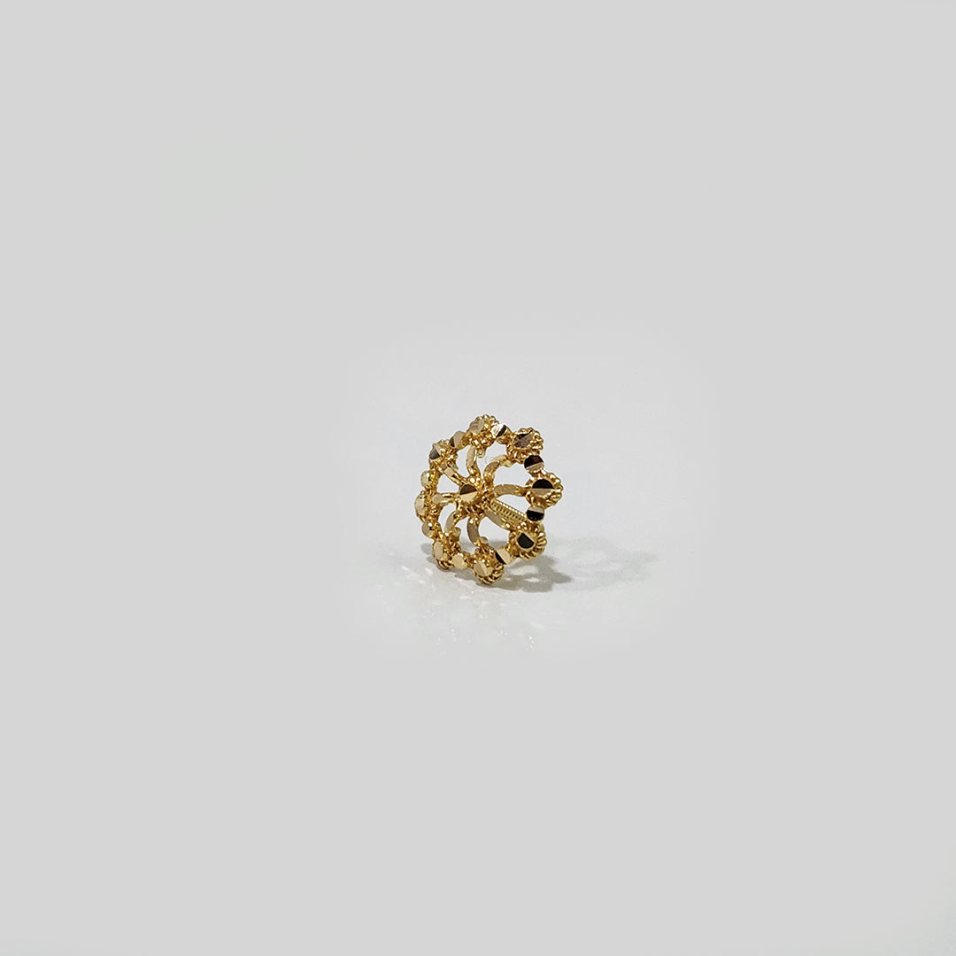 Side profile of modern gold nose pin design — handcrafted 18k small gold nose pin with traditional indian detailing.