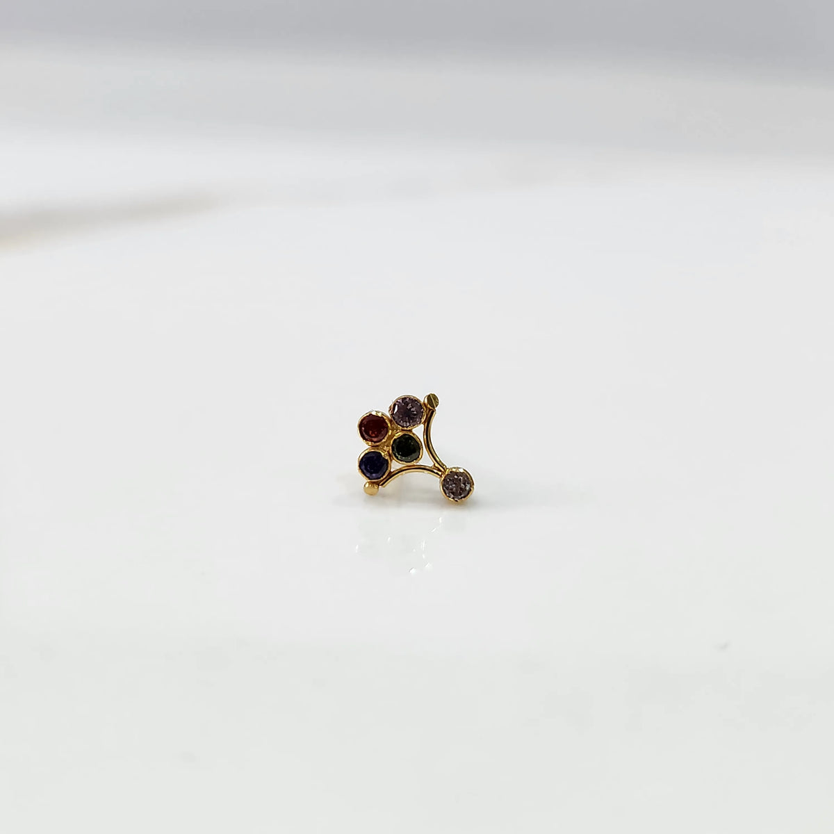 Gold ring with multicolor garnet-toned branch-style gemstone cluster, side view