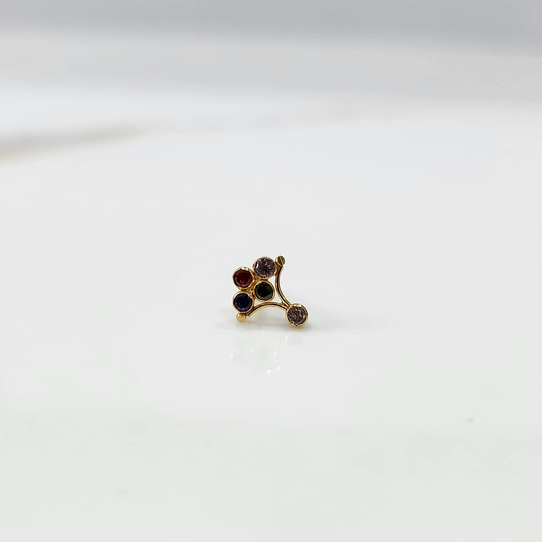 Gold ring with multicolor garnet-toned branch-style gemstone cluster, side view