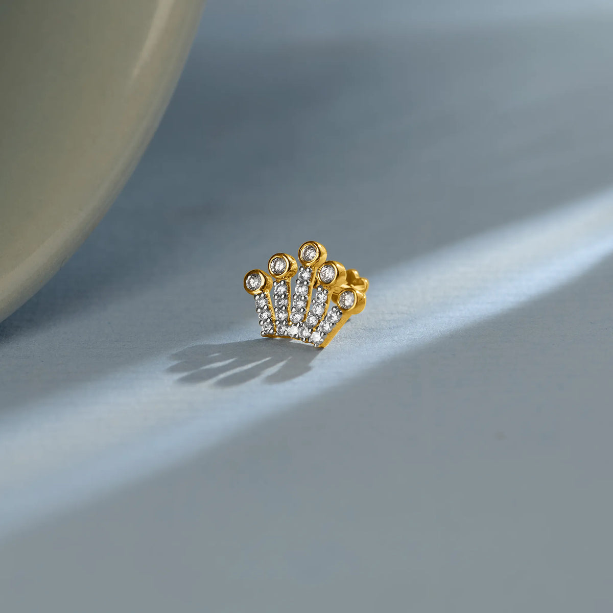 14k gold crown design stud earring with pavé diamonds and bezel-set accents