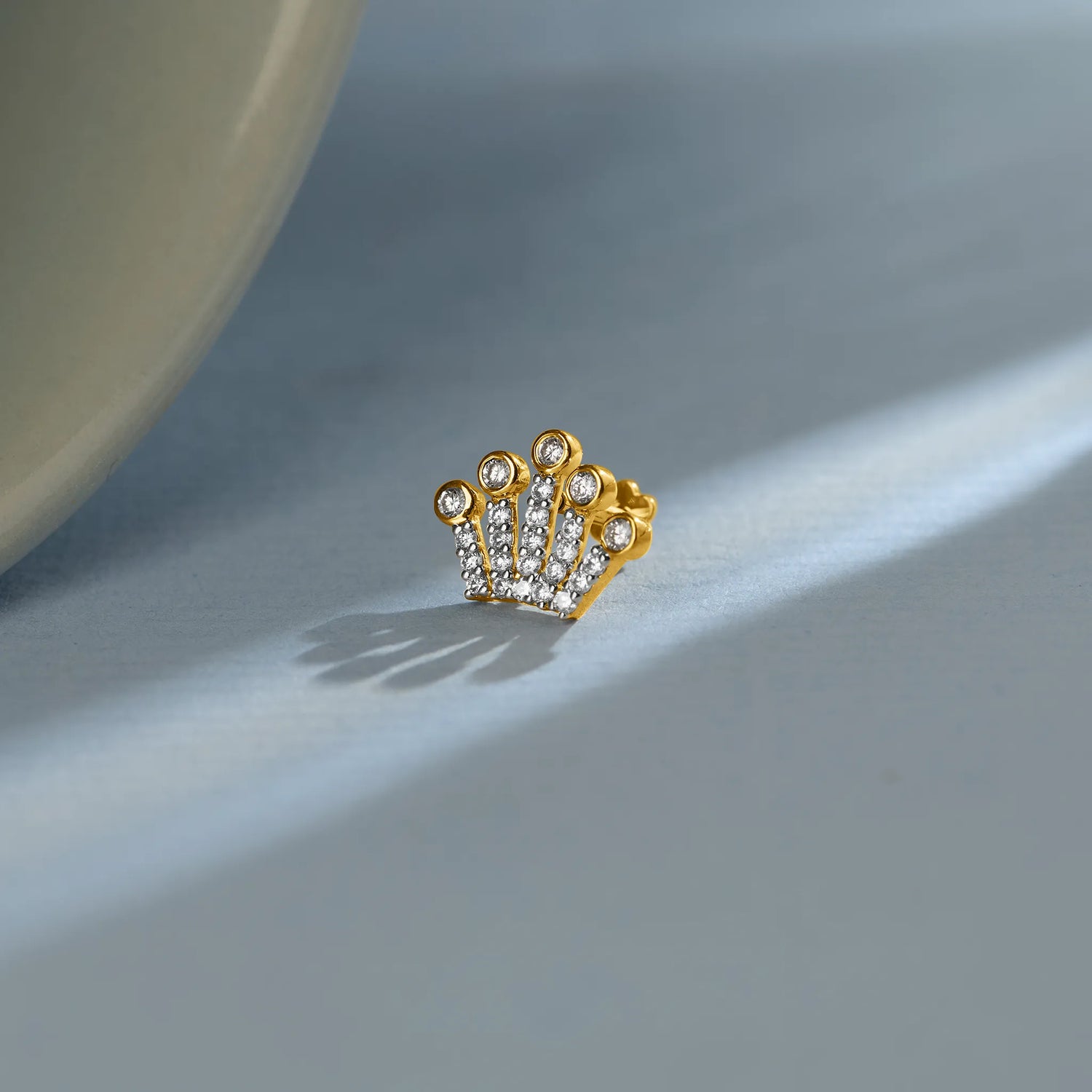 14k gold crown design stud earring with pavé diamonds and bezel-set accents