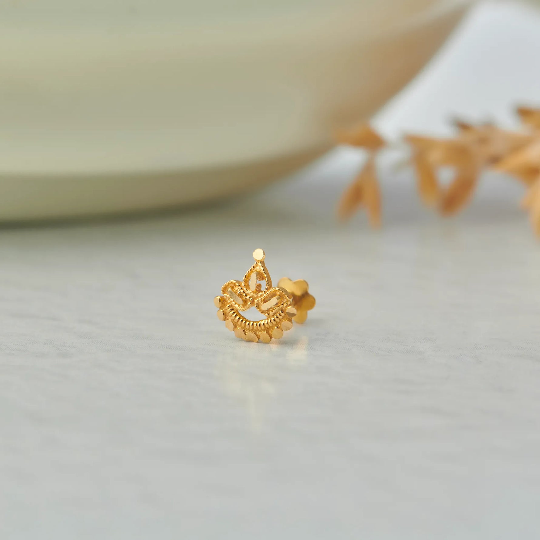 Gold tiara-style earring with scalloped edge design