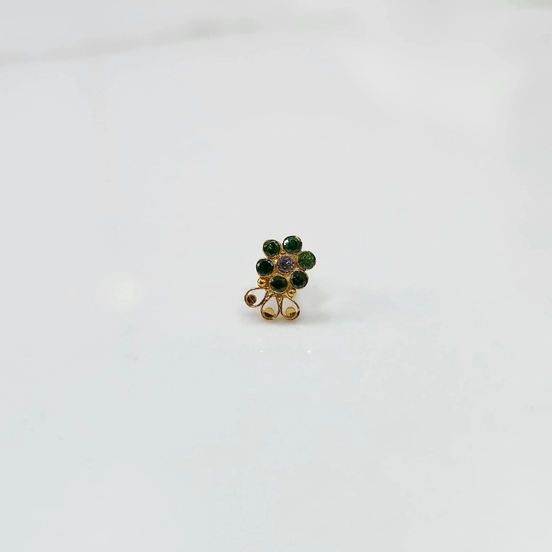 Lab grown diamond nose pin with green center stone floral pattern