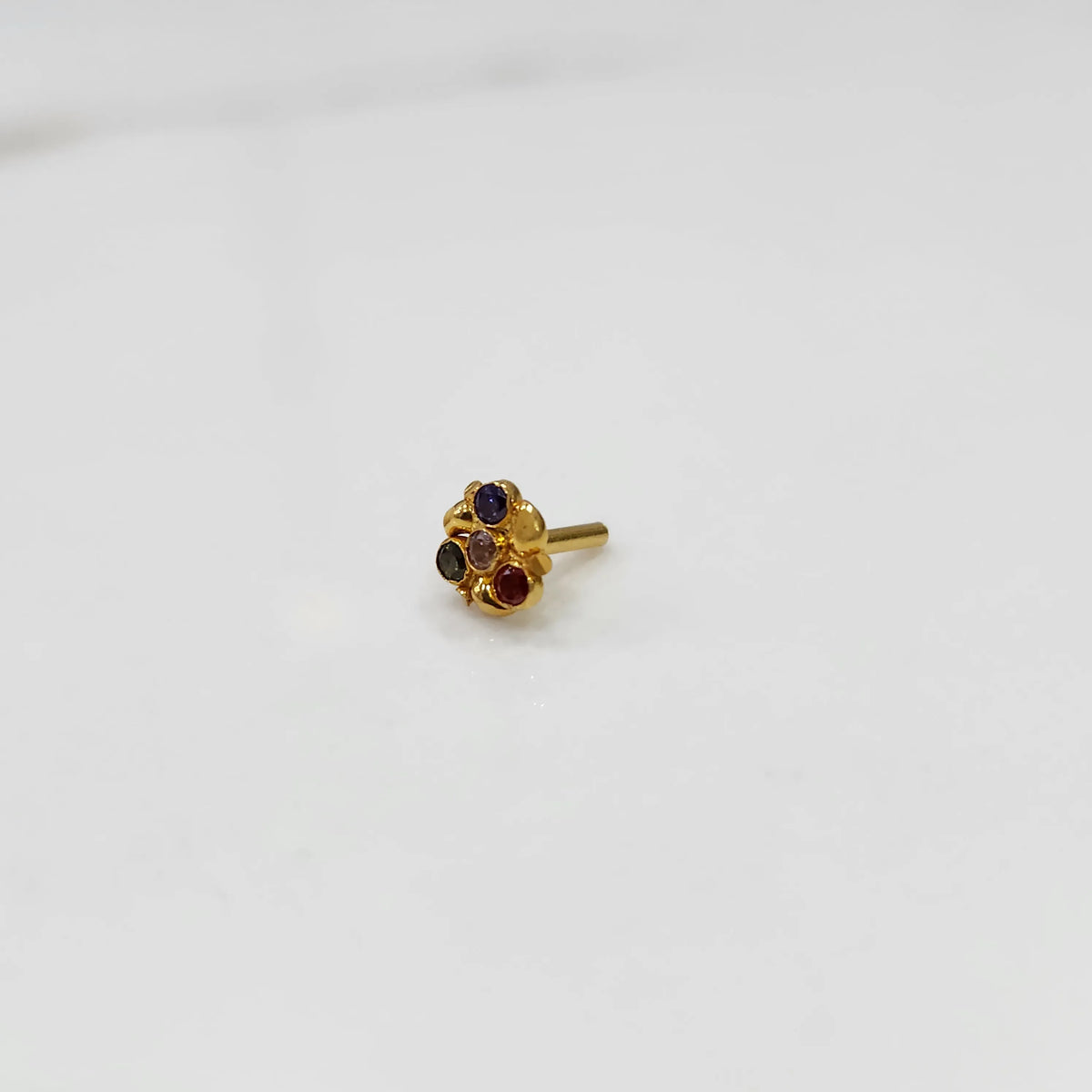 Gold ring with multicolor gemstone round floral design, side view