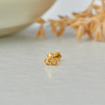 Gold trefoil-shaped stud earring with rope-edge loops