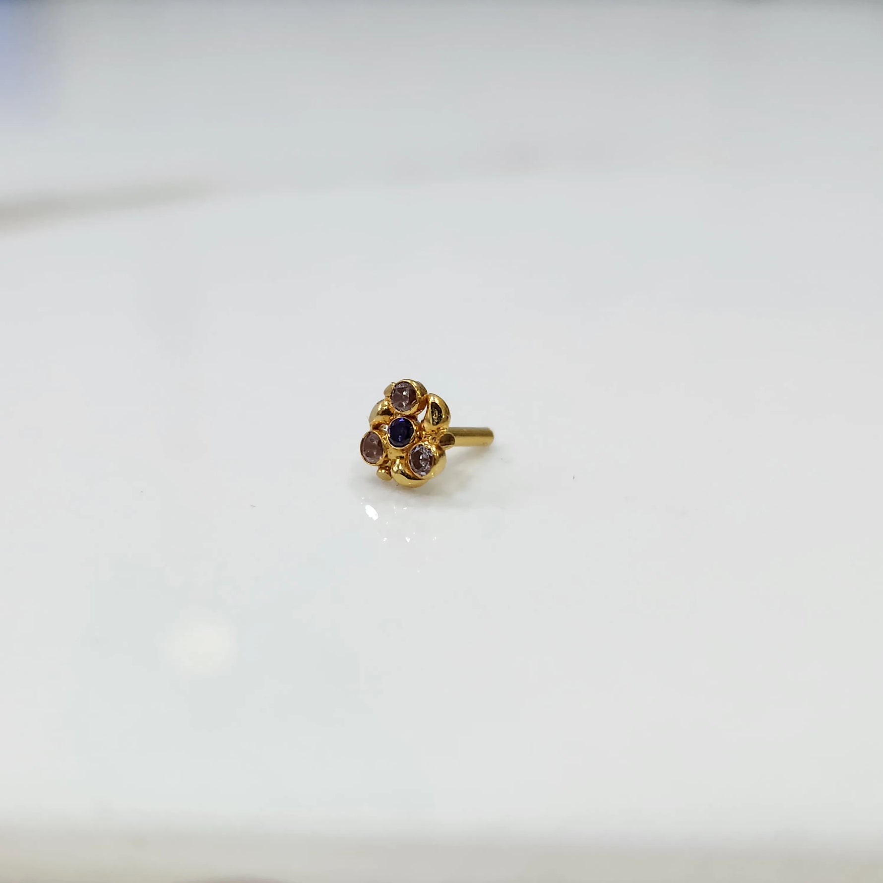 Antique-style gold ring with blue and multicolor stones in round floral pattern