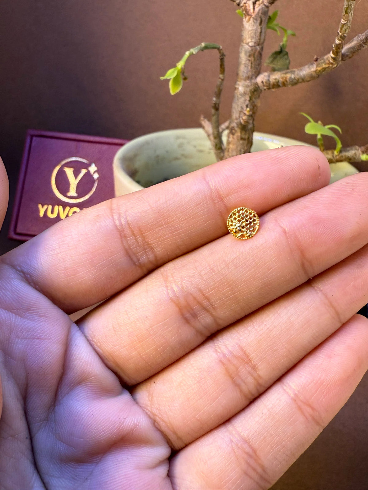 Alternate view of round gold nose pin with fine net-lattice textured dome